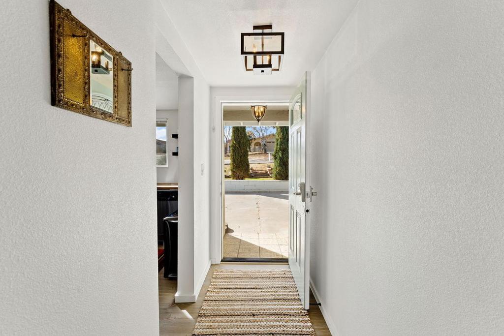 Cozy Stylish Home In The Heart Of Jt Village Джошуа Три Екстериор снимка