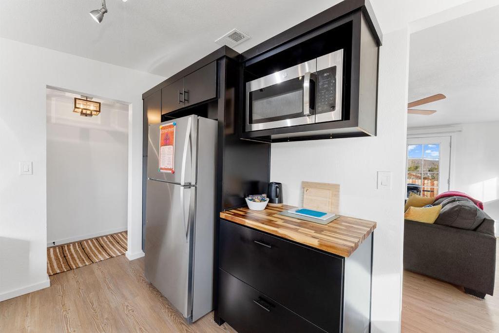 Cozy Stylish Home In The Heart Of Jt Village Джошуа Три Екстериор снимка