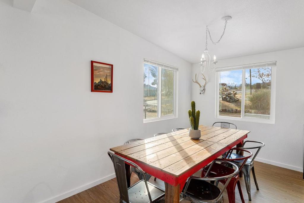 Cozy Stylish Home In The Heart Of Jt Village Джошуа Три Екстериор снимка