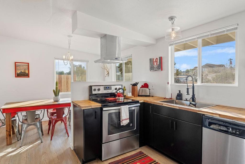 Cozy Stylish Home In The Heart Of Jt Village Джошуа Три Екстериор снимка