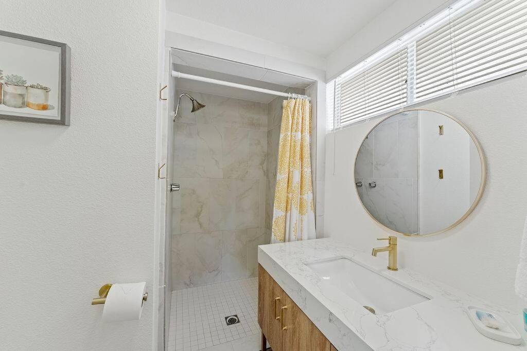 Cozy Stylish Home In The Heart Of Jt Village Джошуа Три Екстериор снимка